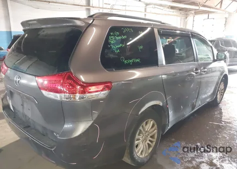2012 Toyota Sienna Xle V6 8 Passenger z USA, uszkodzony, nr VIN 5TDYK3DC8CS278150